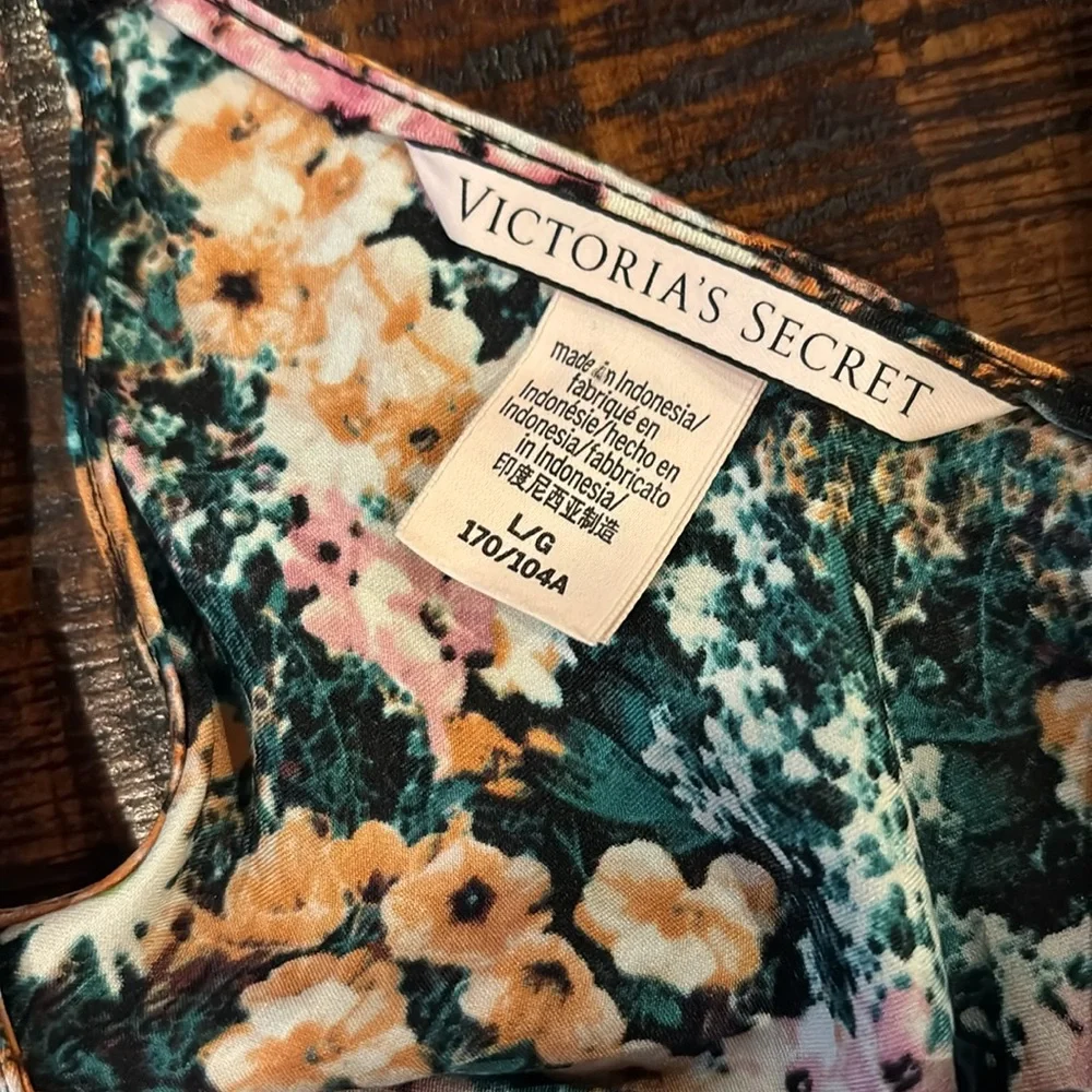 Victoria's Secret Black Sleeveless Crop Camisole - Picture 2 of 4